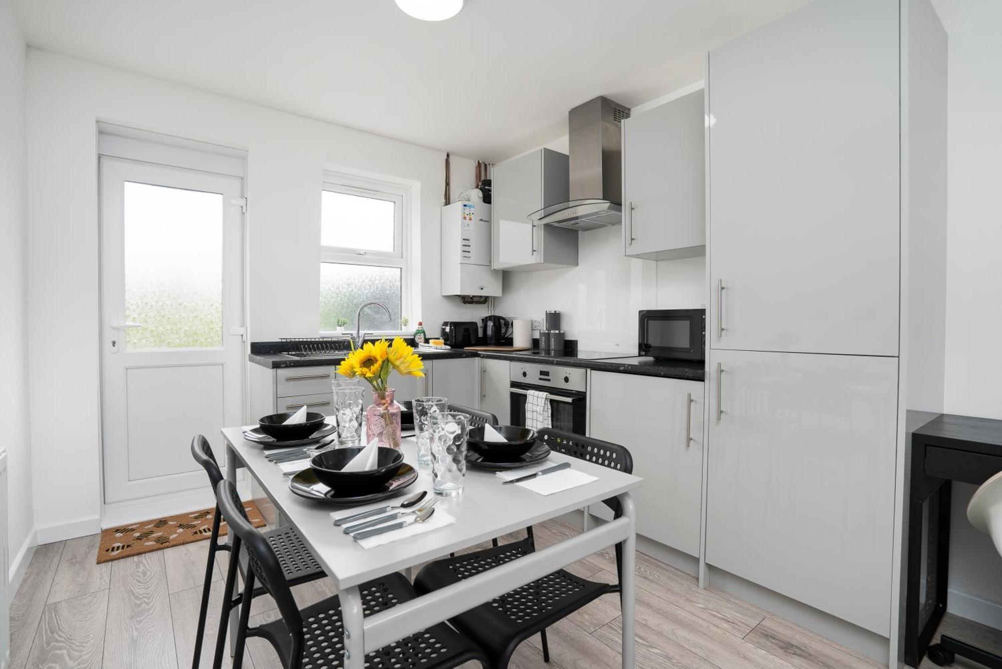 Modern 4 Bed House-Free Parking Apartment Burton  Ngoại thất bức ảnh